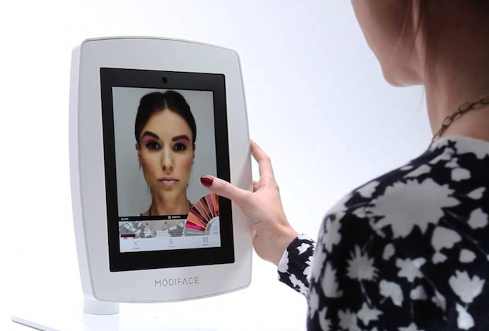Un espejo con tecnología innovadora para simular diferentes maquillajes