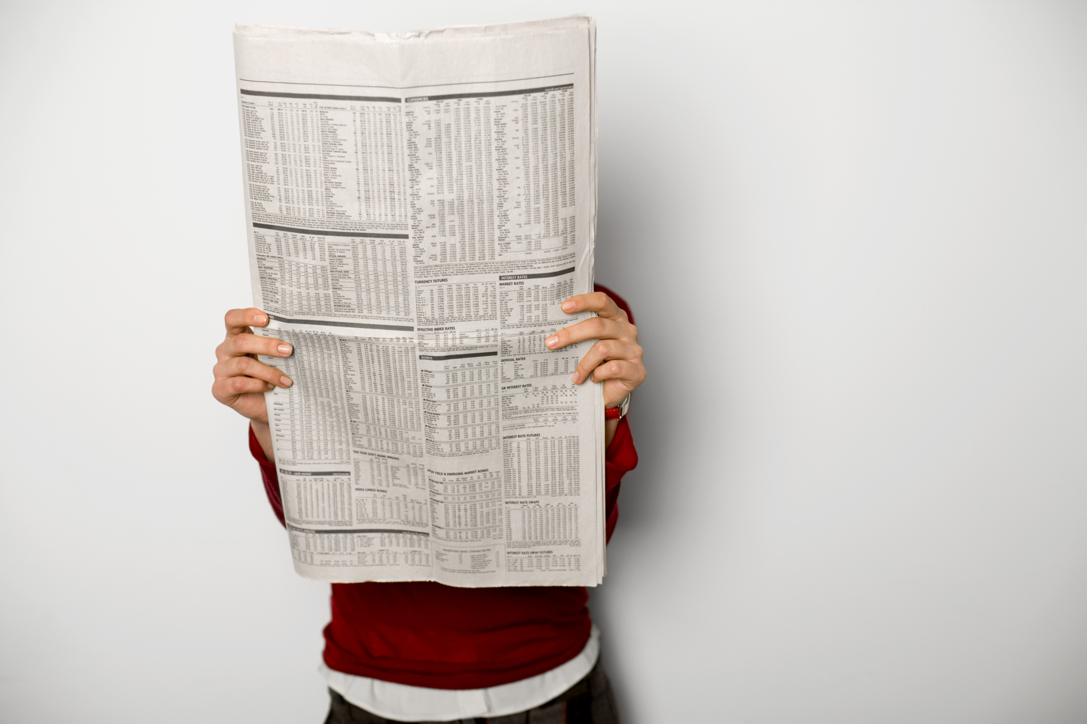 Read a newspaper article. Необычная газетная обложка. Read newspaper. Reading newspaper. The people newspaper.