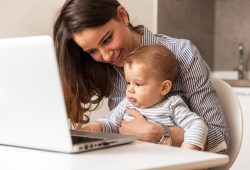 Mujer con bebé en la computadora