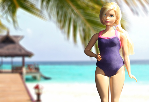 Situación noche Acercarse Crean el primer traje de baño para la Barbie curvy - Revista Merca2.0 