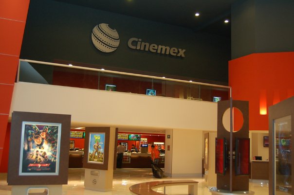 Woman coughs in Cinemex and unleashes a battle of insults in English