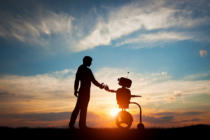 inteligencia artificial-Man and robot meet and handshake. Concept of the future interact