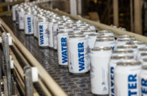 La fábrica dejó de hacer cerveza para enlatar agua. Foto: Anheuser-Busch