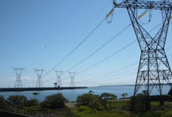 Torres de transmisión de energía desde Itaipú, una de las mayores presas del mundo.