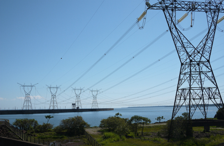 Torres de transmisión de energía desde Itaipú, una de las mayores presas del mundo.