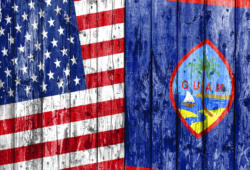 Banderas de los EE.UU. y Guam pintadas en la isla.