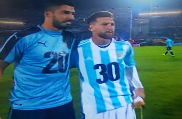 Suárez y Messi antes de jugar en Montevideo. Captura de pantalla.