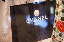 Consumidora exhibe como ha decaído el empaque de Chanel