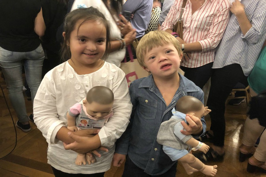 materno Aplicar Faial En Argentina presentan al primer muñeco bebé con características de  Síndrome de Down