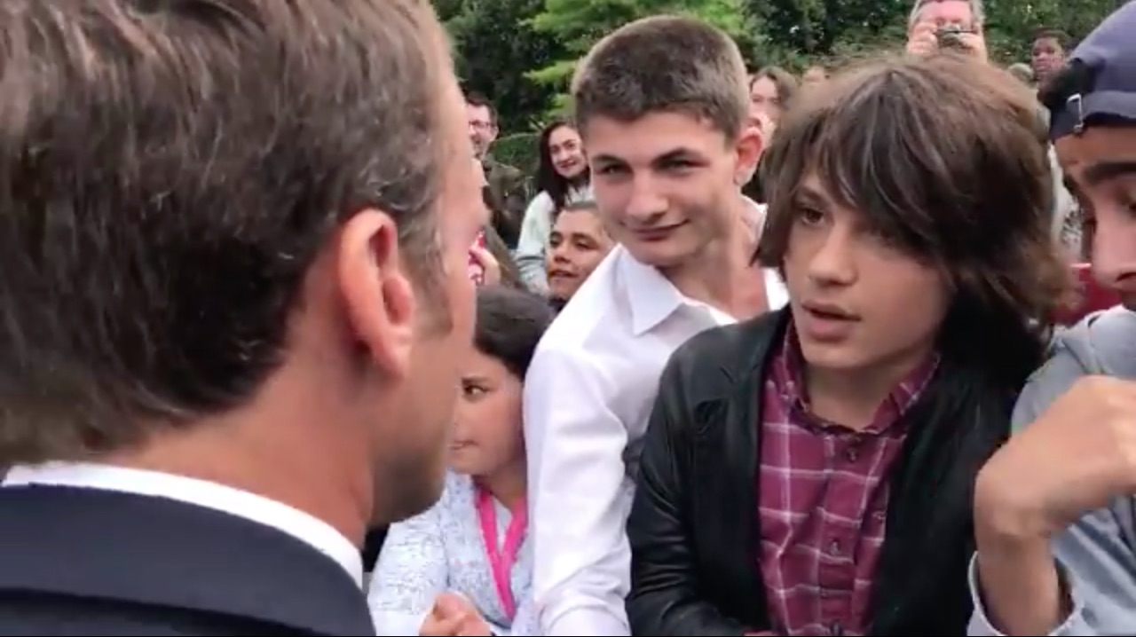 emmanuel macron joven emmanuel macron rega 241 a a un joven en un acto p 250 blico por emmanuel macron joven emmanuel macron rega 241 a a un joven en un acto p 250 blico por