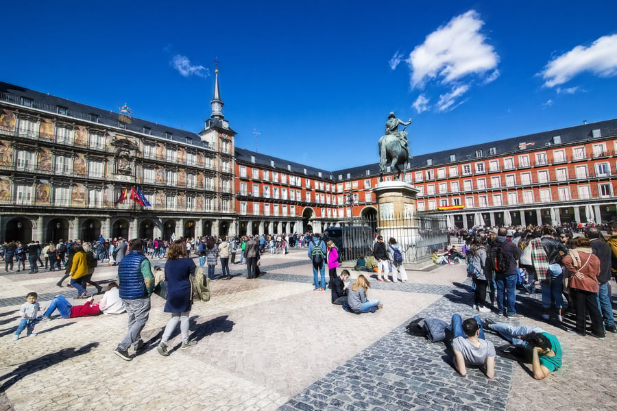 Polémica en España por impuesto del 100% a la compra de viviendas por extranjeros