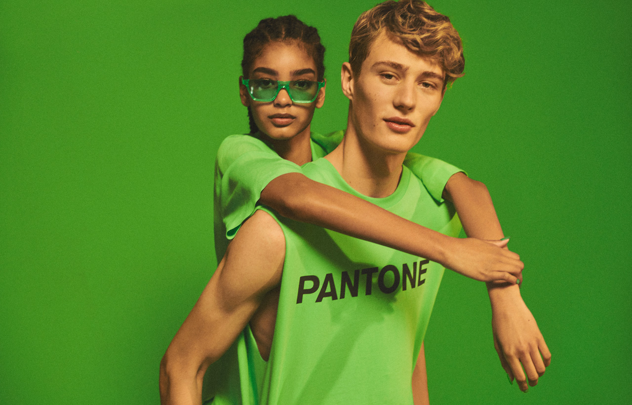 Pantone y Bershka se alían para lanzar una colección de ropa que te indiferente - Revista Merca2.0