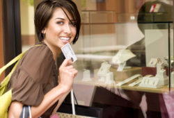 Mujer realiza compras con tarjeta de crédito