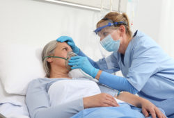 Enfermera coloca oxígeno a paciente