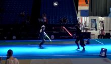 Disney atrae a fanáticos de Star Wars con demostración de sable de luz retráctil.