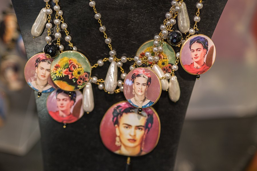 Los derechos por la marca Frida Kahlo dinero, codicia y ambición