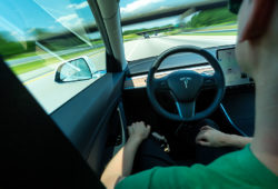 Conductor de Tesla enfrenta cargos graves por un accidente mortal con piloto automático revisión