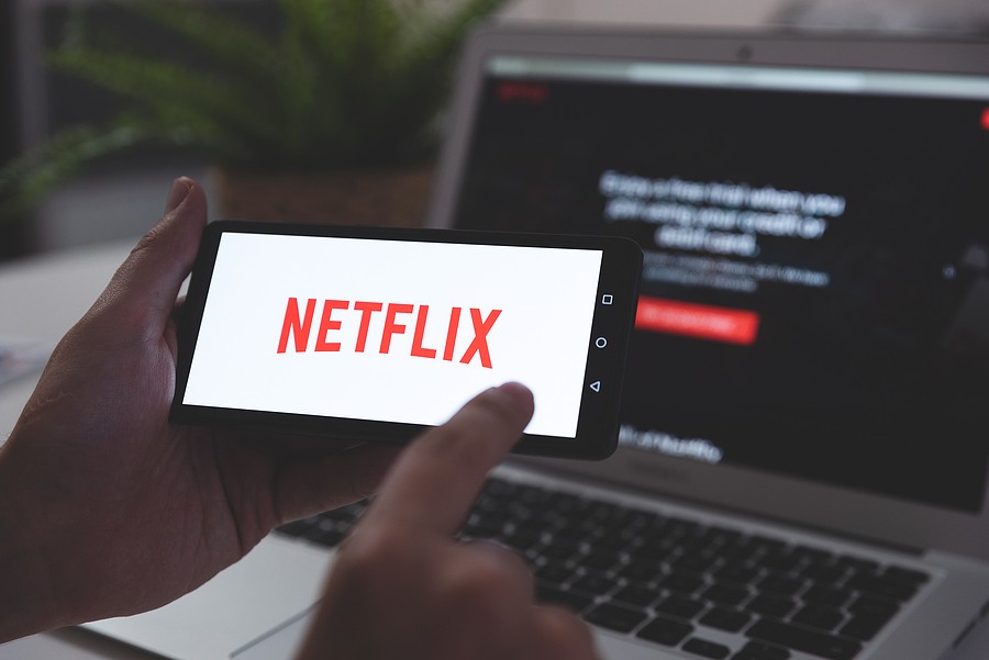 Se desploman las acciones de Netflix ¿qué le pasa al streaming líder