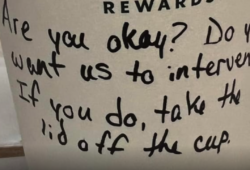 "Si estas bien, quita la tapa" empleada de Starbucks ayuda a cliente en peligro
