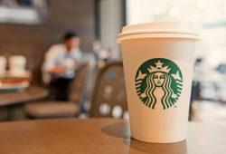  Starbucks implementa "robot barista" para revolucionar experiencia de cliente