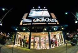 Adidas sanciona actos Rusia