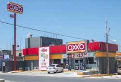 cajeros Oxxo vacunarse