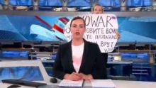 Detienen en Moscú a la periodista que irrumpió en vivo en TV para criticar a Putin