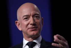 Jeff Bezos, dueño de Amazon respalda a startup rival del buscador Google, tras nueva información difundida en la industria.