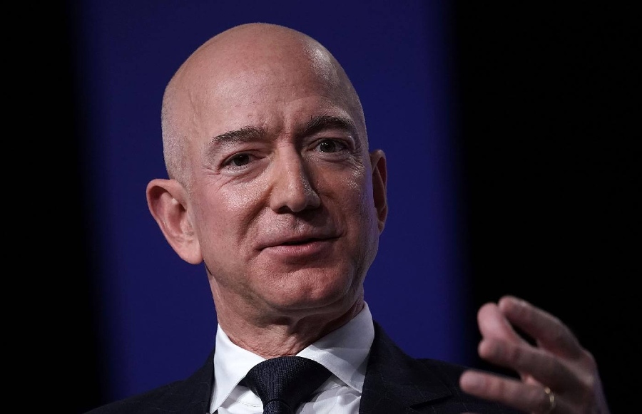 Jeff Bezos, dueño de Amazon respalda a startup rival del buscador Google, tras nueva información difundida en la industria.