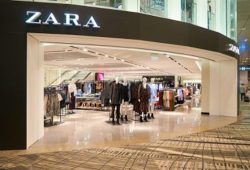 Zara empleados acomodar consumidores