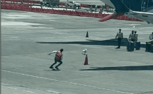 perro corre por pista de aeropuerto