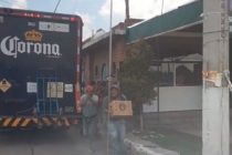 Camión de Corona regala cervezas a obreros