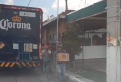 Camión de Corona regala cervezas a obreros
