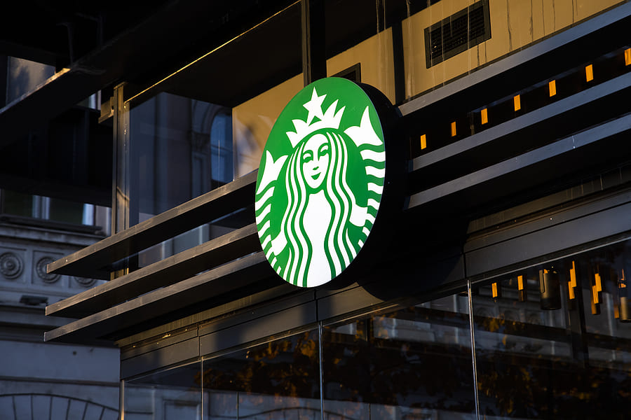 Dwujęzyczna dziewczyna ratuje mamę i zamawia ją w Starbucks