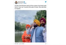 político bebe agua India