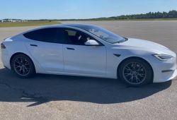 Empresario ofrece recompensa para identificar a sujeto que rayó su auto Tesla
