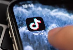 Más países se unen al bloqueo de TikTok y China pide "trato justo"