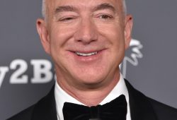 Jeff Bezos advierte no gastar de más pero busca ventas en Amazon