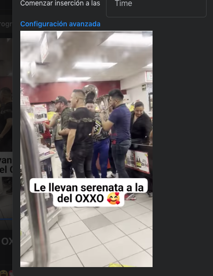 “En la otra caja le cobran” cajera de Oxxo interrumpe su jornada por romántico momento