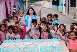 Cocinera celebra regreso de Argentina regalando panqués a niños de la calle