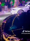 Empleada muestra lujosa rifa, con carros Audi del año y viajes internacionales