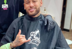 Neymar reaparece en Qatar con nuevo look para golear con estilo