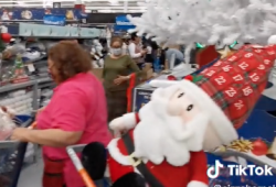 Walmart liquida productos navideños y clientes posicionan la Tienda