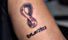 Alexis Vega se tatúa el logo del Mundial de Qatar y desata críticas