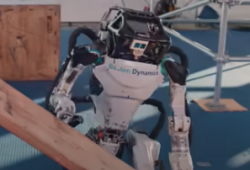 Boston Dynamics presentó un robot que competirá con Robonaut de la NASA