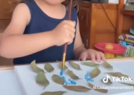Niña con discapacidad visual demuestra su estrategia para pintar