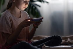 Usuaria alerta a padres sobre app con ChatGPT para niños