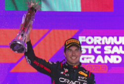 Checo Pérez se lleva el triunfo en Gran Premio de Arabia Saudita