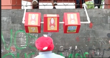 Crean ruleta de Mario Bros en la calle y prueban suerte de transeúntes