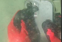 Buzo encuentra iPhone en el fondo del mar y aún funciona